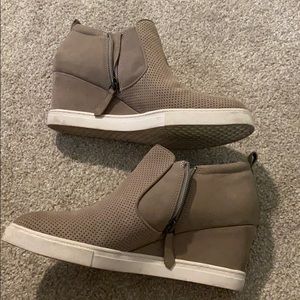 Caslon Aiden wedge sneaker in tan / taupe sz 8